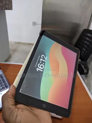 Apple iPad 9.7 32 GB Gray