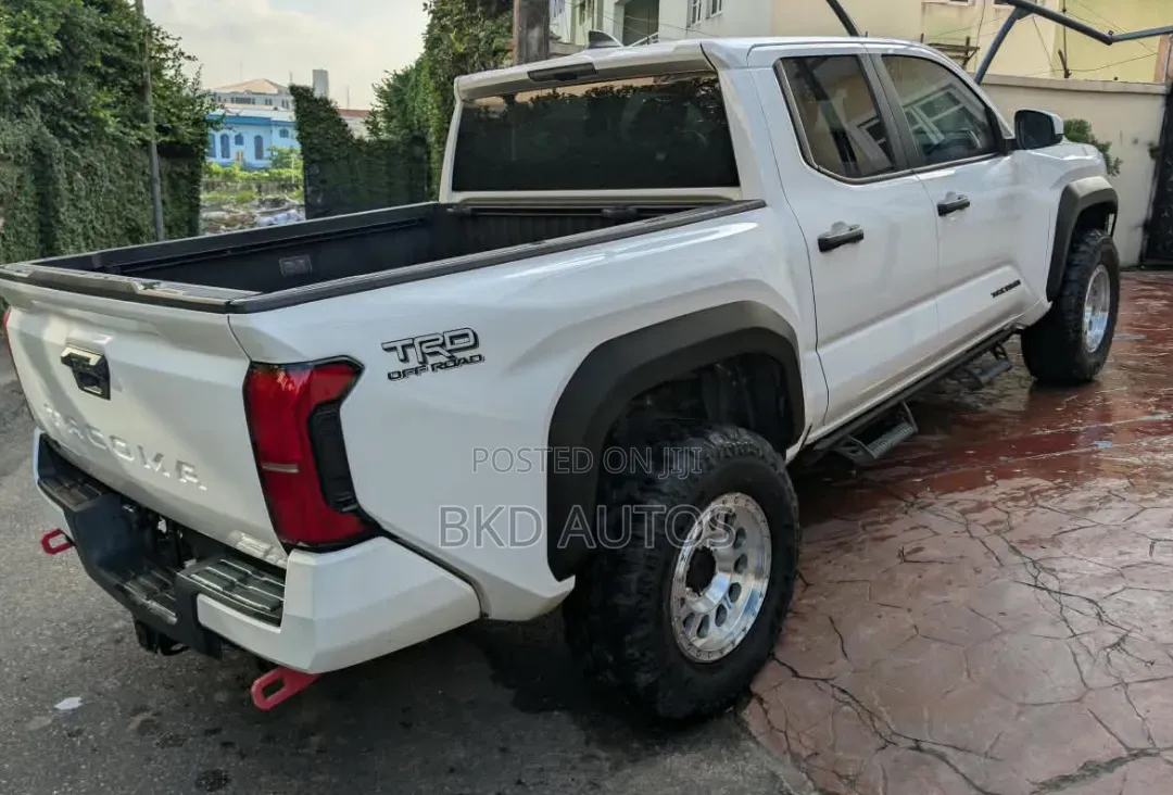 Toyota Tacoma 2024 White