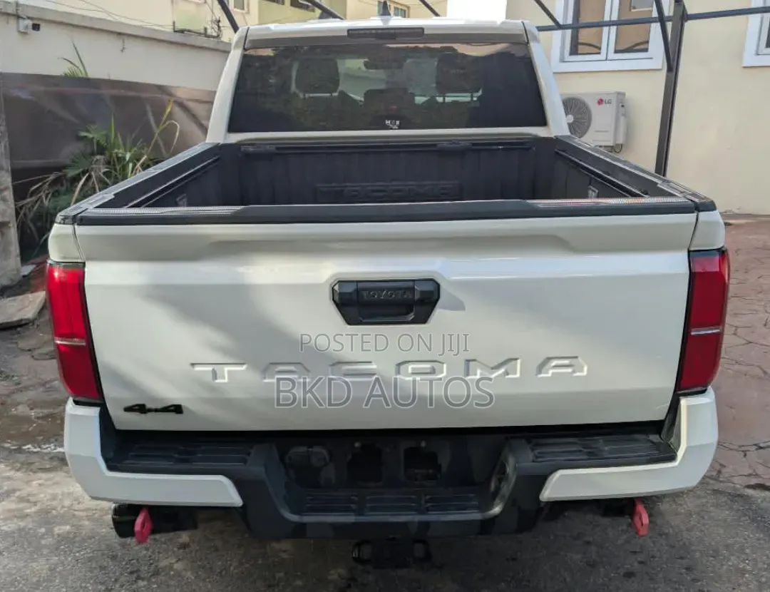 Toyota Tacoma 2024 White