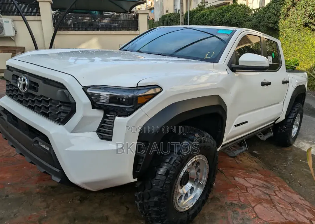 Toyota Tacoma 2024 White