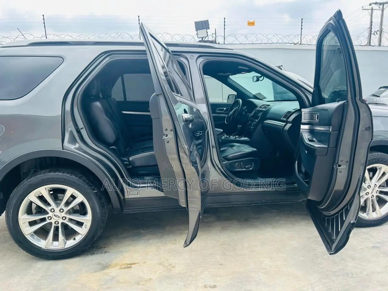 Ford Explorer XLT AWD 2018 Gray