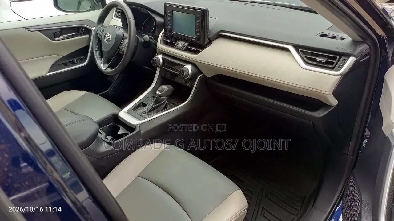 Toyota RAV4 XLE 2021 Blue