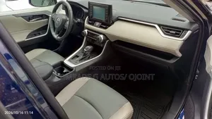 Toyota RAV4 XLE 2021 Blue