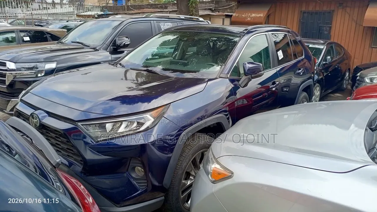 Toyota RAV4 XLE 2021 Blue