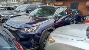 Toyota RAV4 XLE 2021 Blue