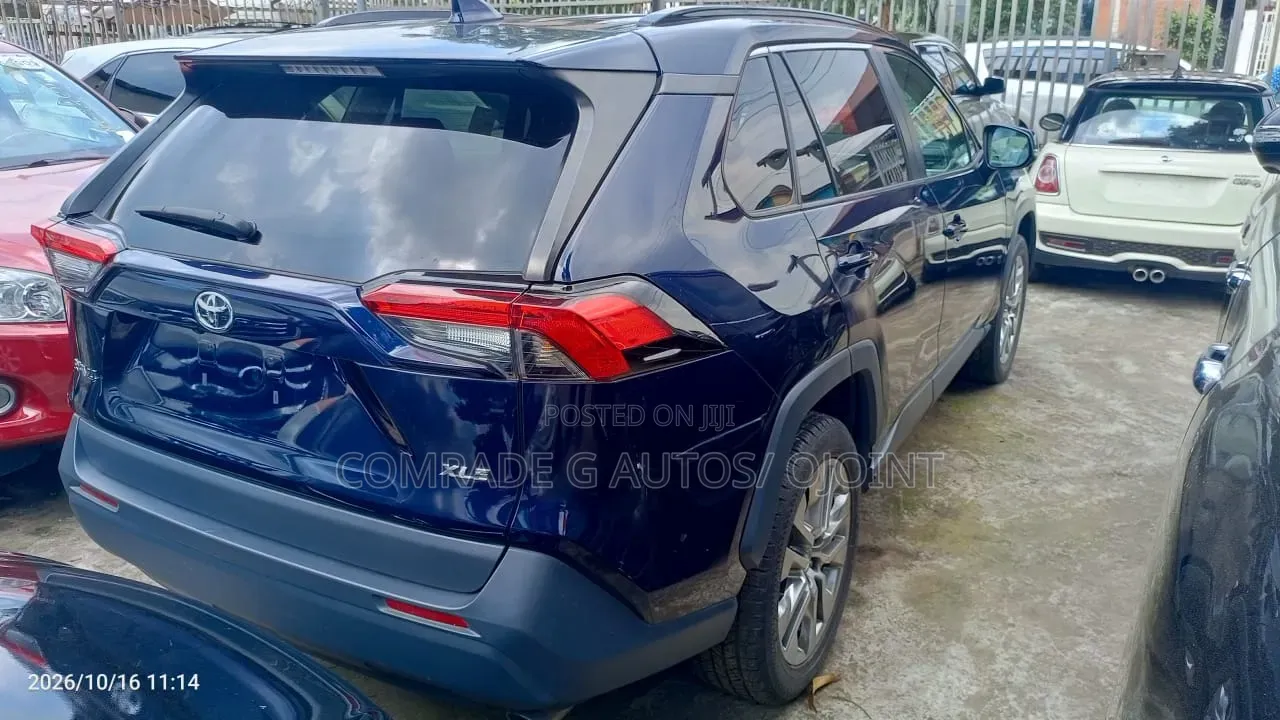Toyota RAV4 XLE 2021 Blue