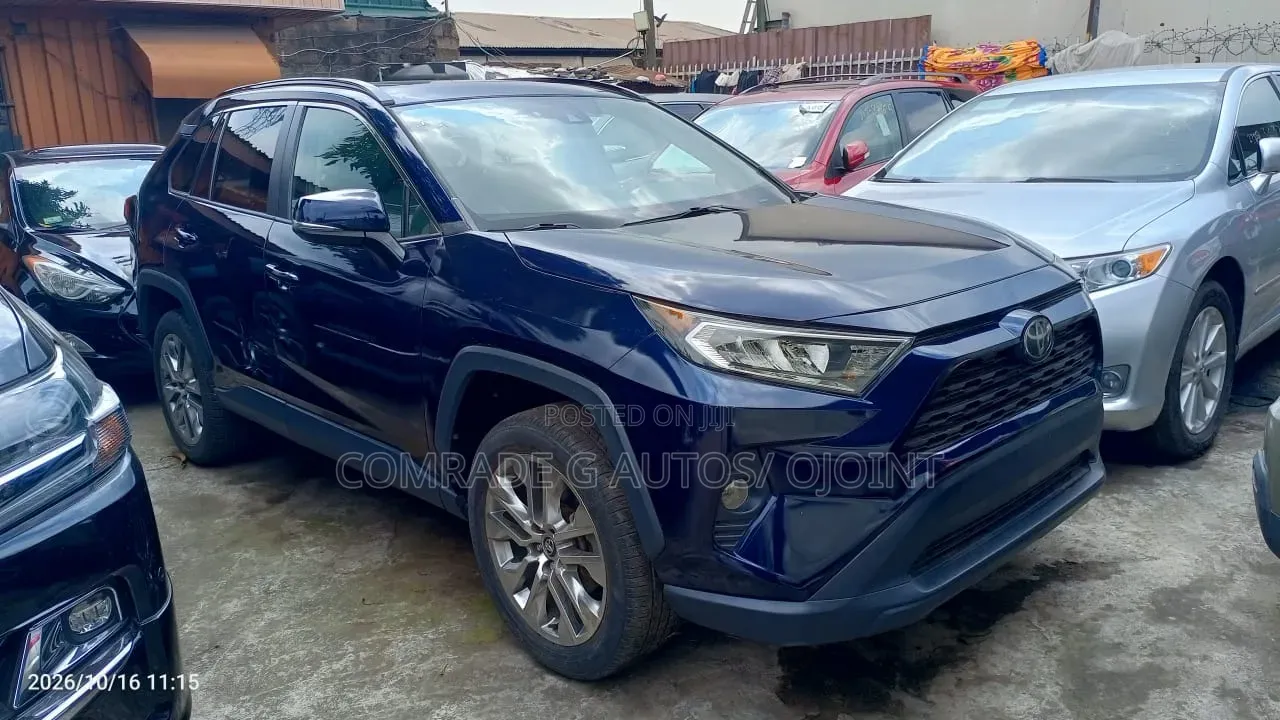 Toyota RAV4 XLE 2021 Blue