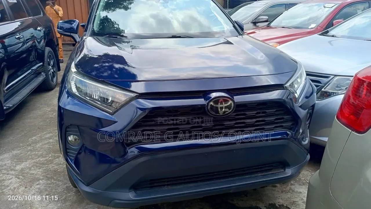 Toyota RAV4 XLE 2021 Blue