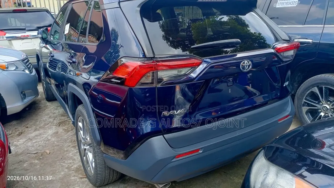 Toyota RAV4 XLE 2021 Blue