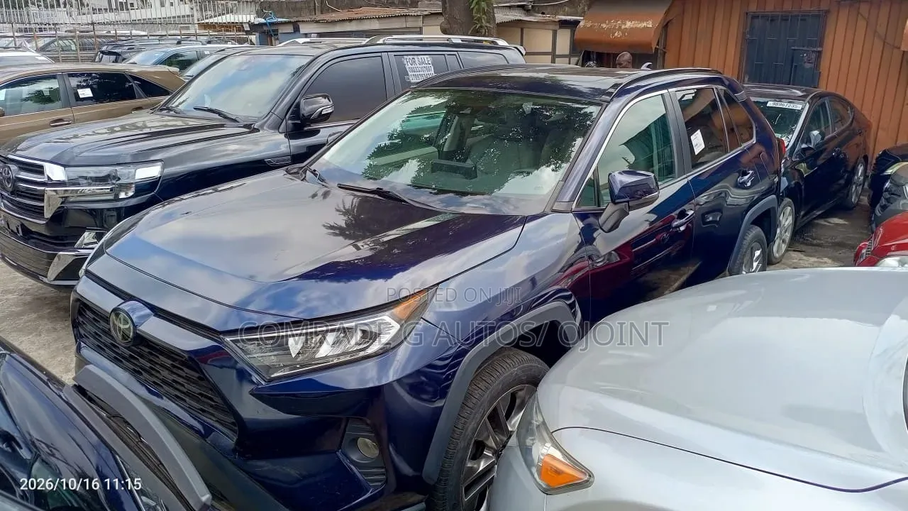 Toyota RAV4 XLE 2021 Blue