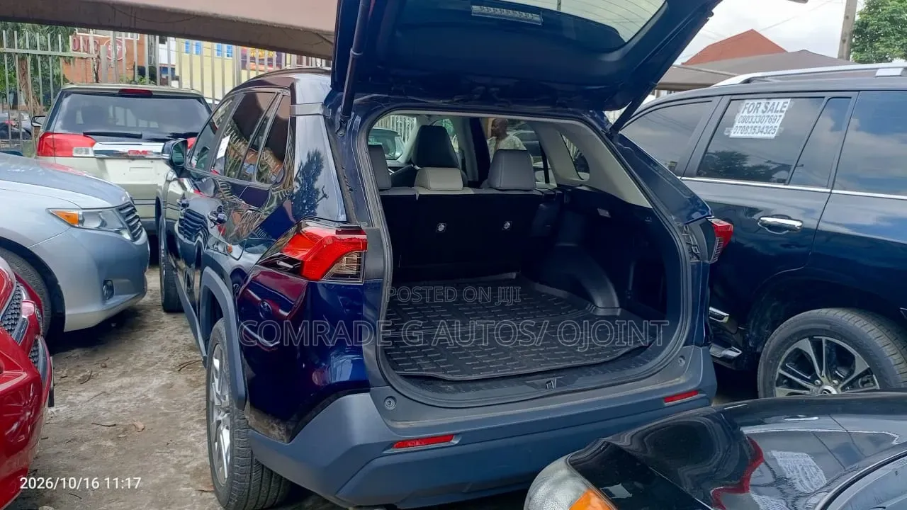 Toyota RAV4 XLE 2021 Blue