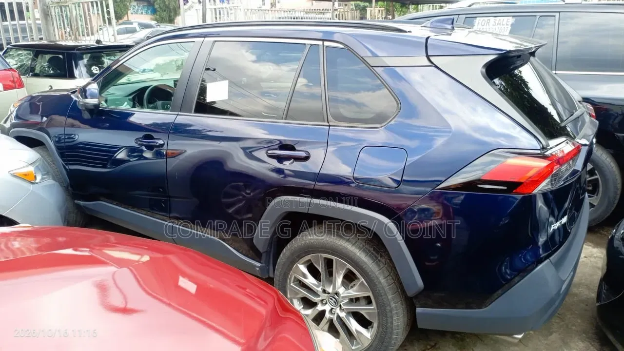 Toyota RAV4 XLE 2021 Blue
