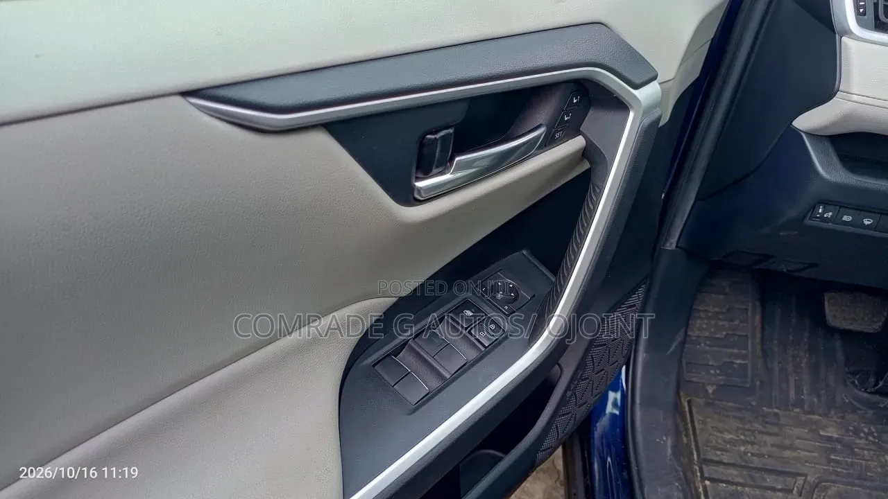 Toyota RAV4 XLE 2021 Blue