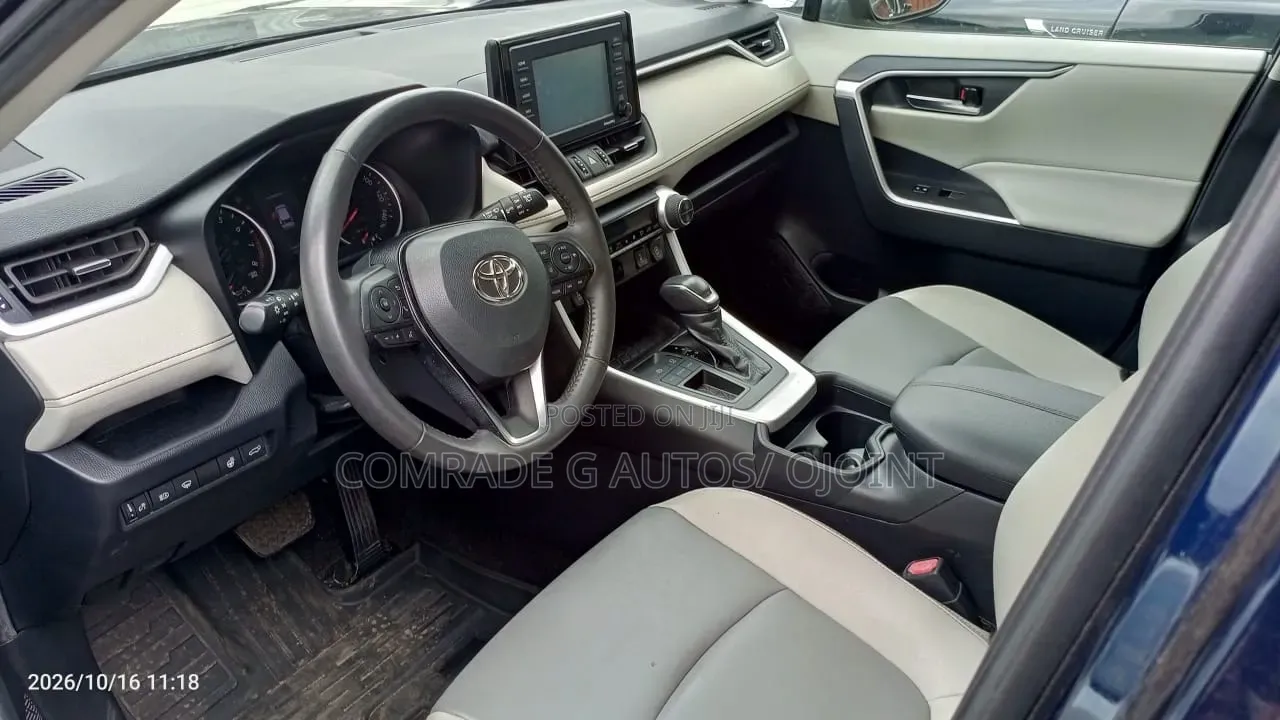 Toyota RAV4 XLE 2021 Blue