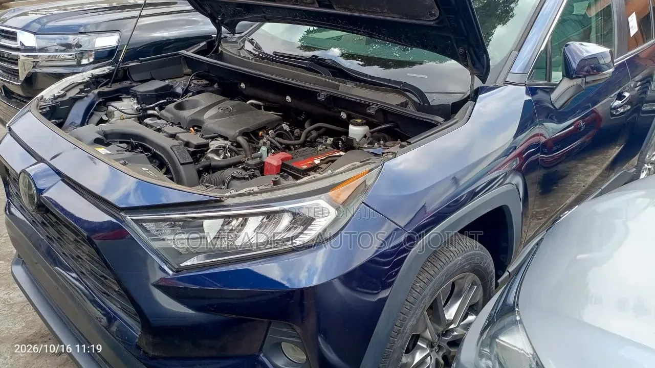 Toyota RAV4 XLE 2021 Blue