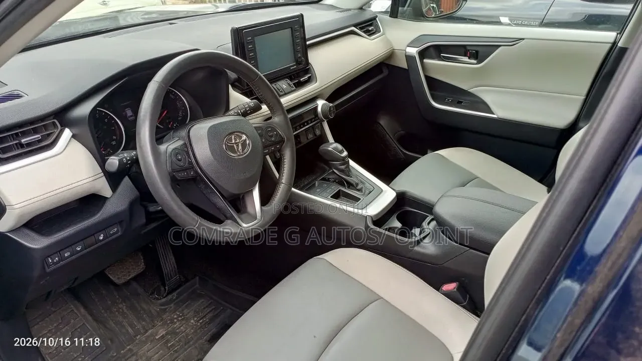 Toyota RAV4 XLE 2021 Blue
