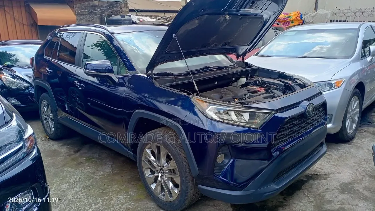 Toyota RAV4 XLE 2021 Blue