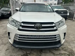 Toyota Highlander XLE 4x2 V6 (3.5L 6cyl 8A) 2017 White