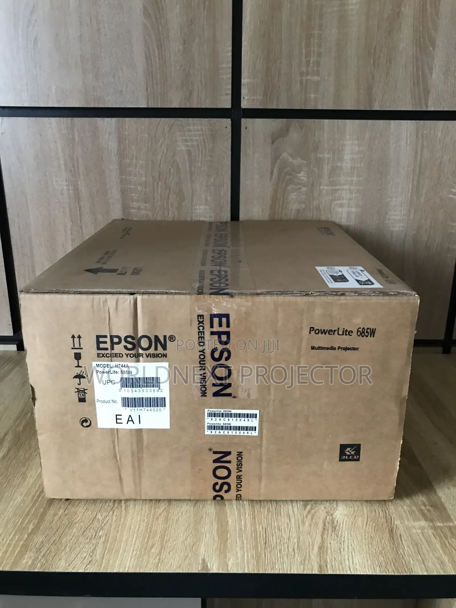 Ultra Short Throw Epson EB-685W — Big-Screen Learning