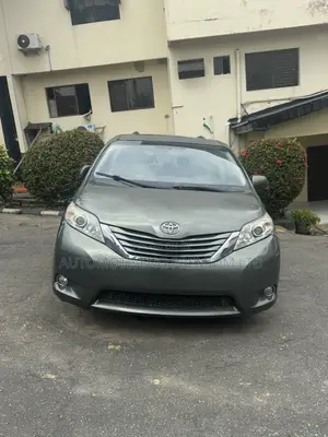 Toyota Sienna XLE 7-Passenger 4dr Minivan AWD (3.5L 6cyl 6A) 2014 Gray