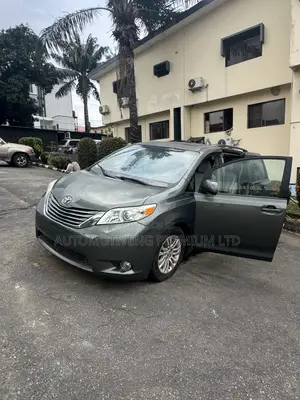 Toyota Sienna XLE 7-Passenger 4dr Minivan AWD (3.5L 6cyl 6A) 2014 Gray