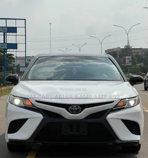 Toyota Camry SE FWD (2.5L 4cyl 8AM) 2018 White