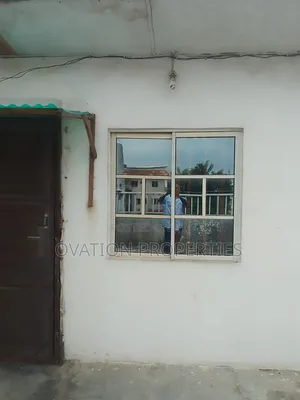Mini Flat in Off Allen for rent