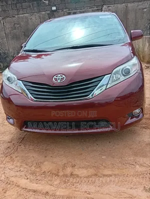 Toyota Sienna 2012 Maroon
