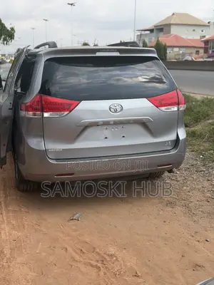 Toyota Sienna 2012 Silver