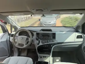 Toyota Sienna 2012 Silver