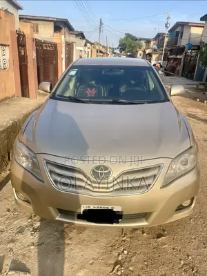 Toyota Camry LE 4dr Sedan (2.5L 4cyl 6A) 2011 Gold