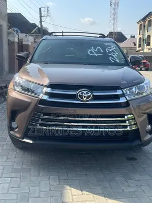 Toyota Highlander XLE 4x4 V6 (3.5L 6cyl 8A) 2017