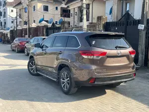 Toyota Highlander XLE 4x4 V6 (3.5L 6cyl 8A) 2017