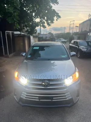 Toyota Highlander LE Plus 4x4 V6 (3.5L 6cyl 8A) 2018 Silver