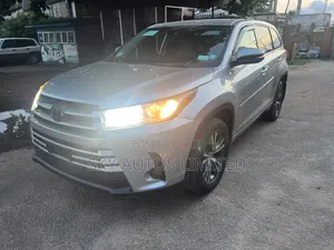 Toyota Highlander LE Plus 4x4 V6 (3.5L 6cyl 8A) 2018 Silver