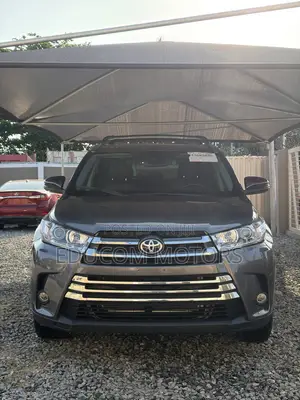 Toyota Highlander XLE 4x4 V6 (3.5L 6cyl 8A) 2017 Gray