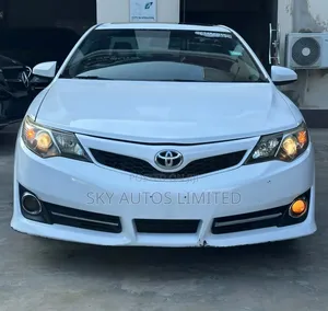 Toyota Camry SE V6 4dr Sedan (3.5L 6cyl 6A) 2012 White