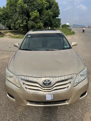 Toyota Camry LE V6 4dr Sedan (3.5L 6cyl 6A) 2011 Gold