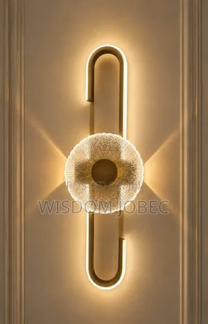Modern Luxury LED Wall Sconce Featuring a Gold-Finish Vertical