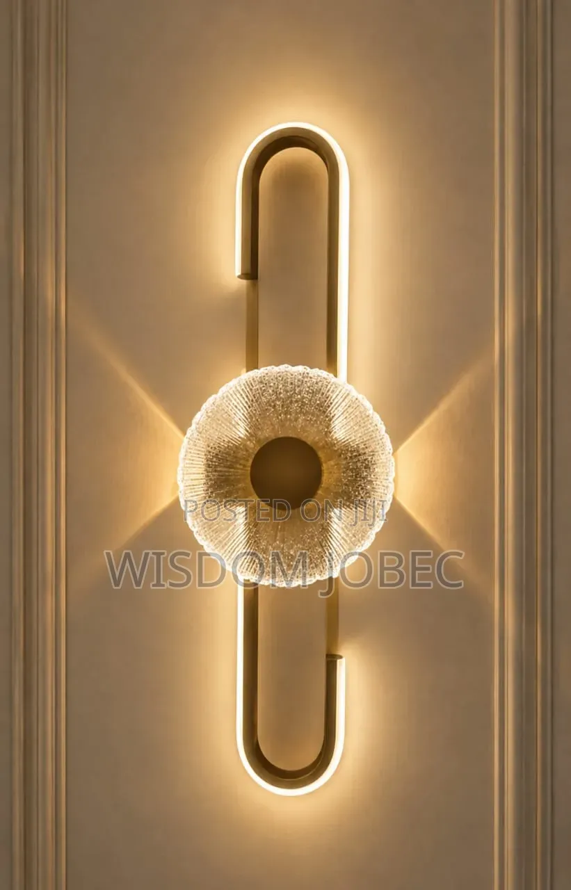 Modern Luxury LED Wall Sconce Featuring a Gold-Finish Vertical