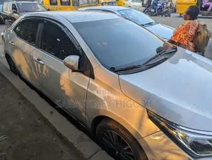 Toyota Corolla LE ECO Premium (1.8L 4cyl CVT) 2016 Silver