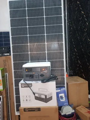 700W Portable Solar Generator With Solar Panel & Accessories