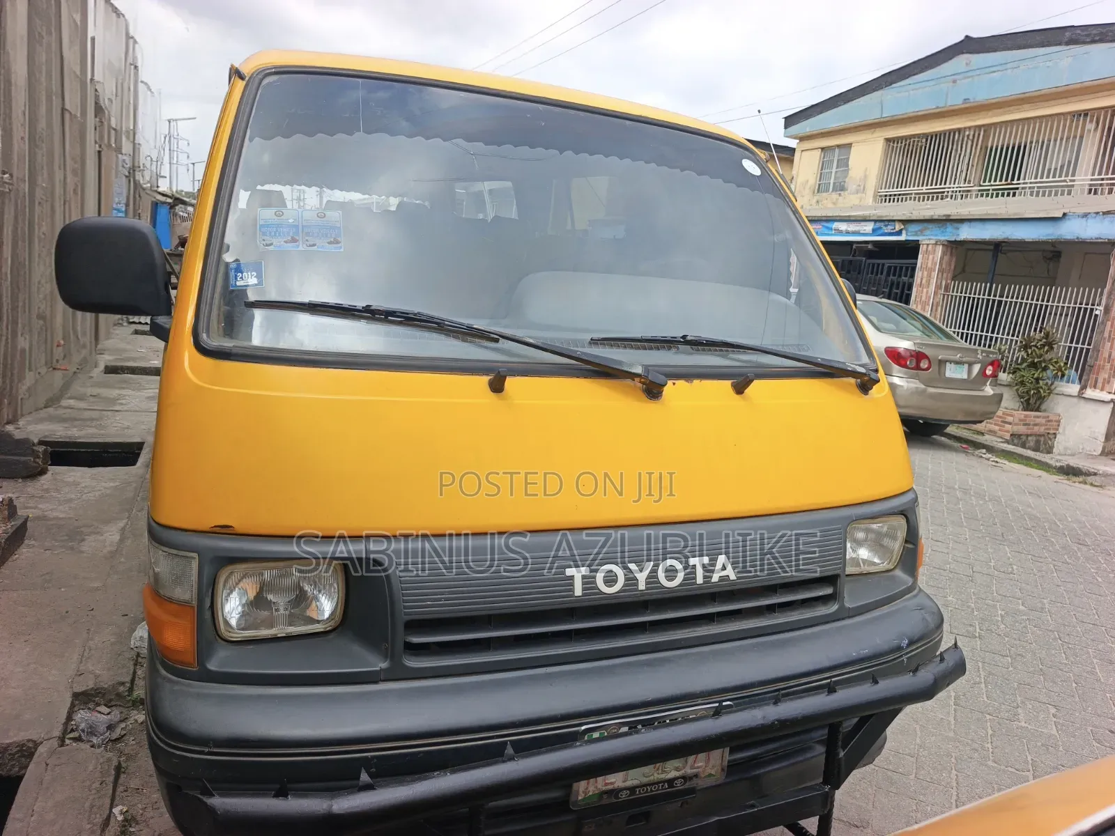 Toyota HiAce 2000 Yellow