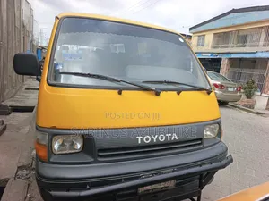 Toyota HiAce 2000 Yellow