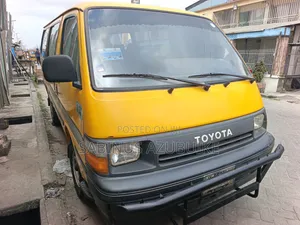 Toyota HiAce 2000 Yellow