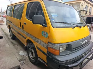Toyota HiAce 2000 Yellow