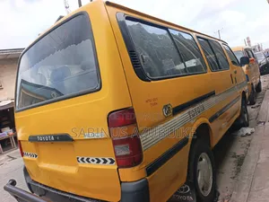 Toyota HiAce 2000 Yellow
