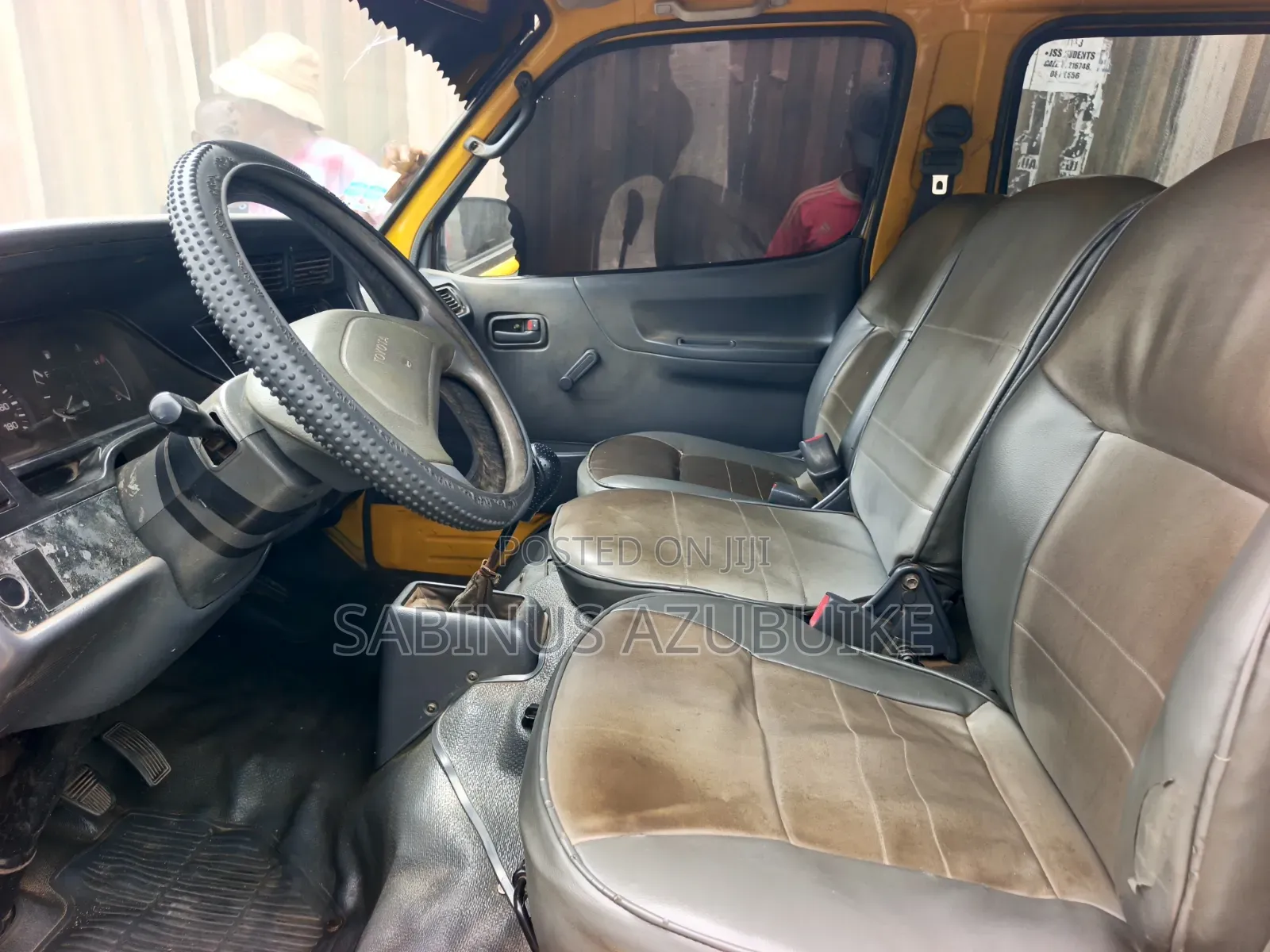 Toyota HiAce 2000 Yellow