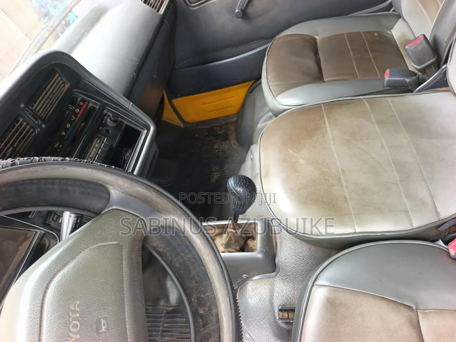 Toyota HiAce 2000 Yellow