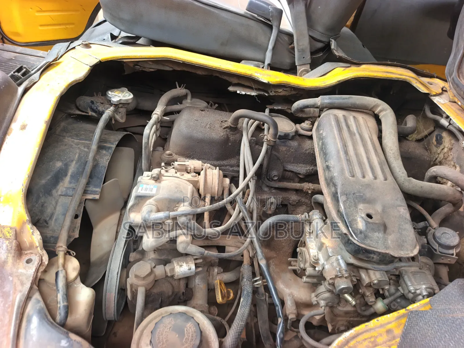 Toyota HiAce 2000 Yellow